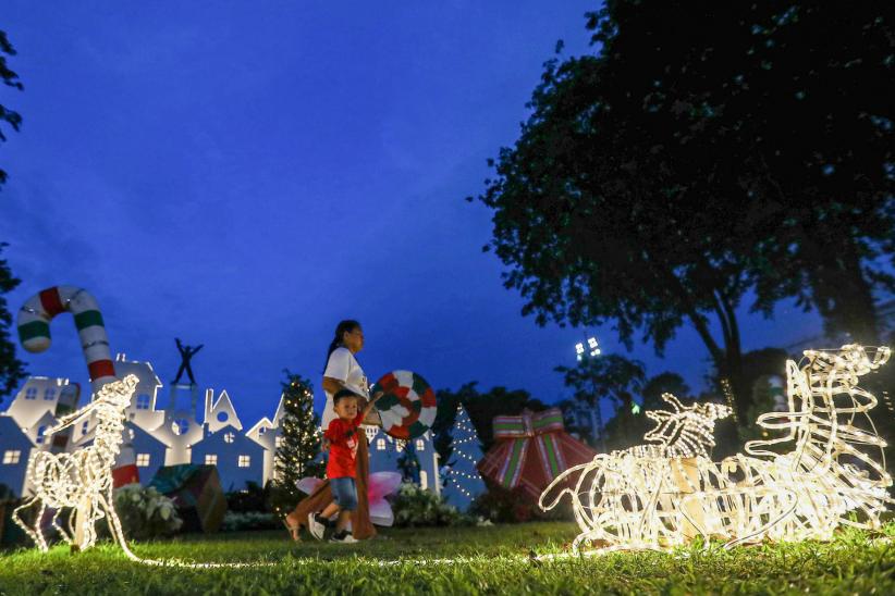 Warna-warni Dekorasi Natal Hiasi Taman Lapangan Banteng - Bagian 3