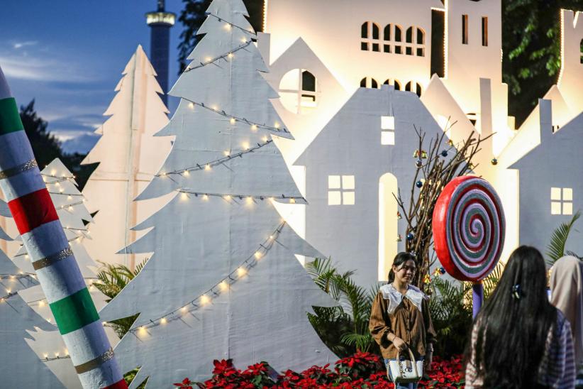 Warna-warni Dekorasi Natal Hiasi Taman Lapangan Banteng - Bagian 5