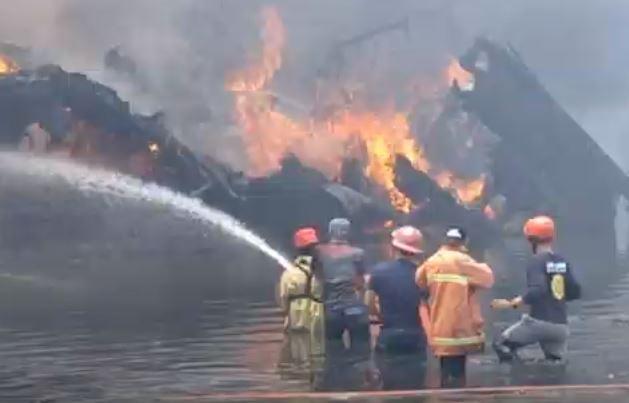 title Api Padam, Total 22 Kapal di Pelabuhan Tegal Ludes Terbakar Api Padam, Total 22 Kapal di Pelabuhan Tegal Ludes Terbakar