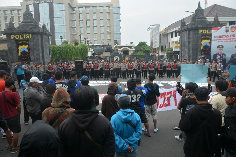 Ratusan Suporter PSIS Semarang Geruduk Markas Polda Jateng - Bagian 2