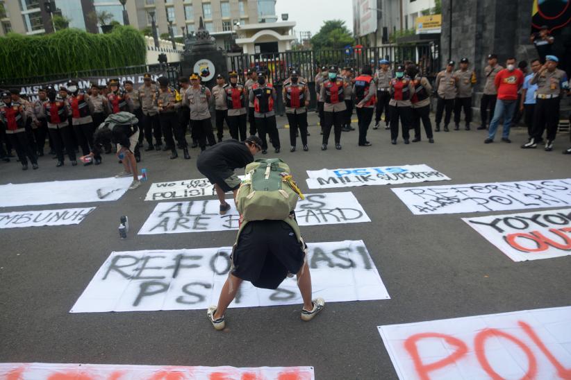 Ratusan Suporter PSIS Semarang Geruduk Markas Polda Jateng - Bagian 1