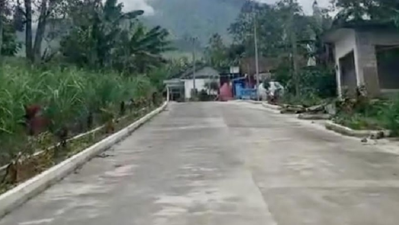 title Penampakan Jalan yang Viral Dibangun Pengusaha Bakso, Mulus Berlatar Belakang Gunung Kawi Penampakan Jalan yang Viral Dibangun Pengusaha Bakso, Mulus Berlatar Belakang Gunung Kawi