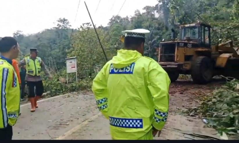 title Longsor Timbun Akses Jalan di Madina, Kemacetan Capai 10 Km Longsor Timbun Akses Jalan di Madina, Kemacetan Capai 10 Km