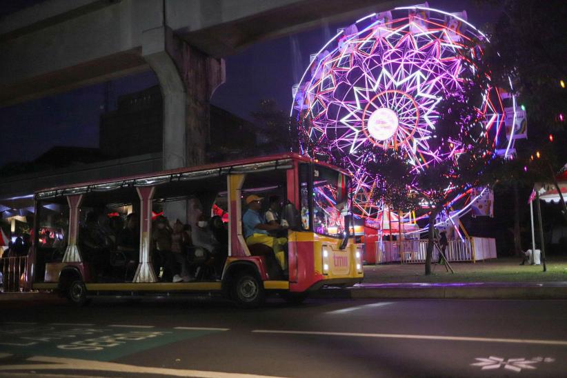 Suasana TMII Jelang Malam Tahun Baru 2025, Ribuan Pengunjung Berdatangan - Bagian 6