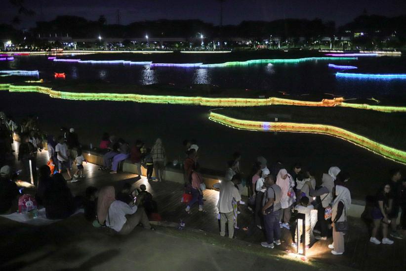 Suasana TMII Jelang Malam Tahun Baru 2025, Ribuan Pengunjung Berdatangan - Bagian 4