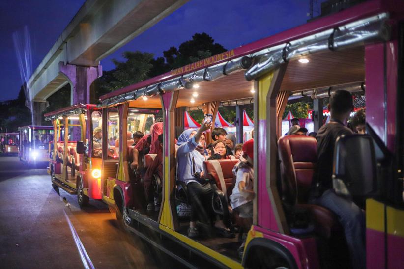 Suasana TMII Jelang Malam Tahun Baru 2025, Ribuan Pengunjung Berdatangan - Bagian 1
