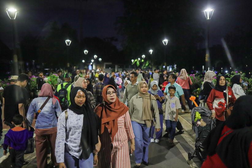 Suasana TMII Jelang Malam Tahun Baru 2025, Ribuan Pengunjung Berdatangan - Bagian 2