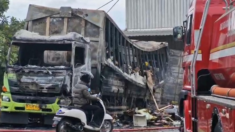 title Truk Boks Beserta Ratusan Paket di Gudang JNE Gedebage Bandung Ludes Terbakar Truk Boks Beserta Ratusan Paket di Gudang JNE Gedebage Bandung Ludes Terbakar