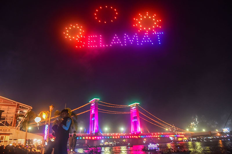 Drone Show Hiasi Langit Palembang, Ribuan Warga Nonton dari Jembatan Ampera - Bagian 1