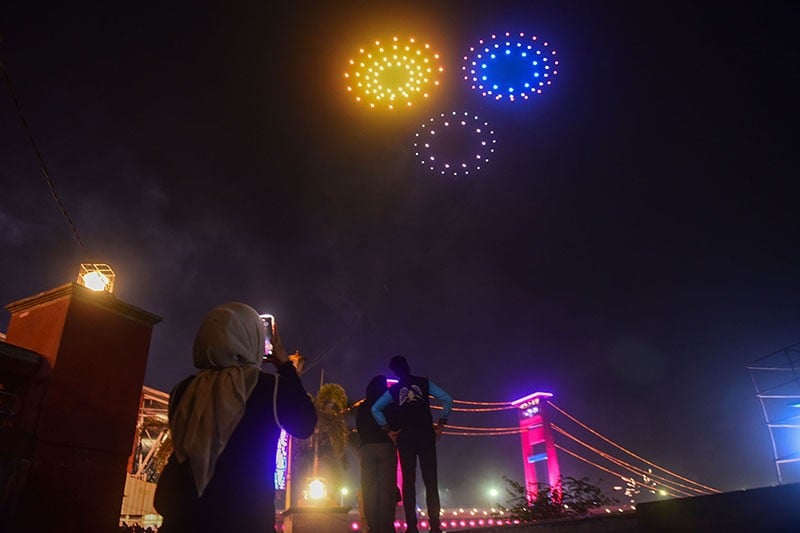 Drone Show Hiasi Langit Palembang, Ribuan Warga Nonton dari Jembatan Ampera - Bagian 3