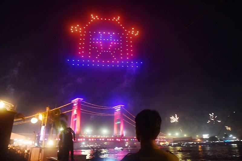 Drone Show Hiasi Langit Palembang, Ribuan Warga Nonton dari Jembatan Ampera - Bagian 5