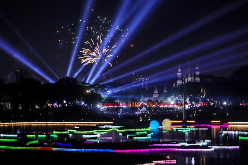 Foto-Foto Pesta Kembang Api Meriahkan Perayaan Malam Tahun Baru 2025 di TMII - Bagian 3