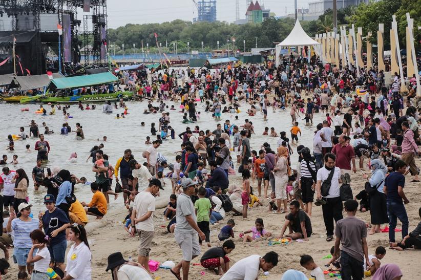 Pantai Ancol Penuh! Pengunjung Tembus 66.000 saat Libur Tahun Baru 2025 - Bagian 2