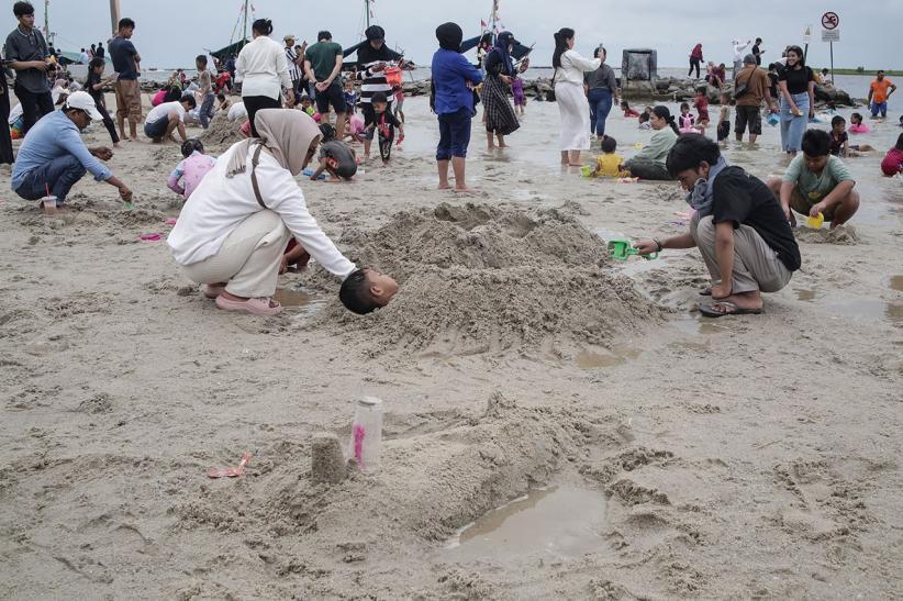 Pantai Ancol Penuh! Pengunjung Tembus 66.000 saat Libur Tahun Baru 2025 - Bagian 4