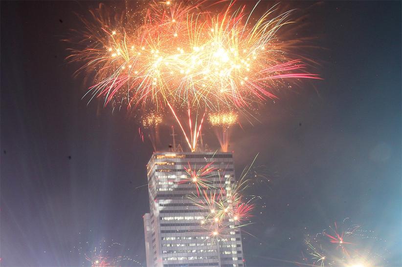 Kemeriahan Perayaan Tahun Baru 2025 di Bundaran HI Dihadiri Puluhan Ribu Orang - Bagian 3