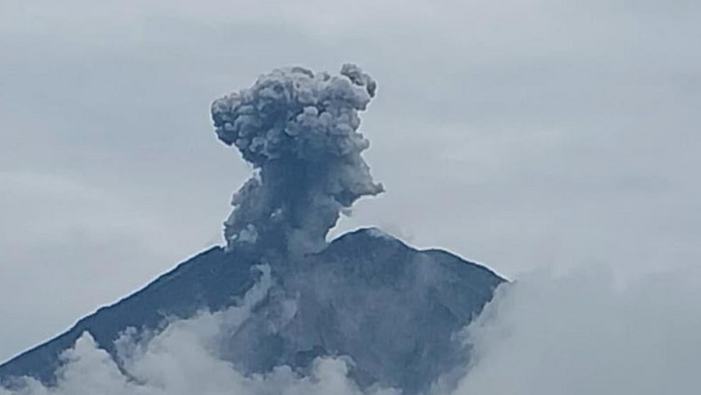 title Gunung Semeru Erupsi Hari Ini, Muntahkan Abu Vulkanis Setinggi 1,2 Km Gunung Semeru Erupsi Hari Ini, Muntahkan Abu Vulkanis Setinggi 1,2 Km