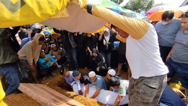 title Pengacara Tewas Ditembak OTK di Bone, Jenazah Dimakamkan di Pangkep Pengacara Tewas Ditembak OTK di Bone, Jenazah Dimakamkan di Pangkep