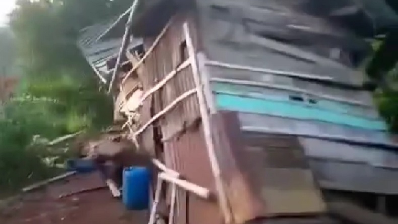 title Kawanan Gajah Liar Mengamuk, 7 Rumah Warga Tanggamus Rusak Parah Kawanan Gajah Liar Mengamuk, 7 Rumah Warga Tanggamus Rusak Parah