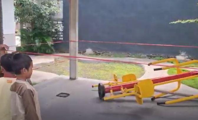 title Pilu! Balita 2 Tahun Tewas Tertimpa Alat Olahraga di Taman Patra Garden Gresik Pilu! Balita 2 Tahun Tewas Tertimpa Alat Olahraga di Taman Patra Garden Gresik