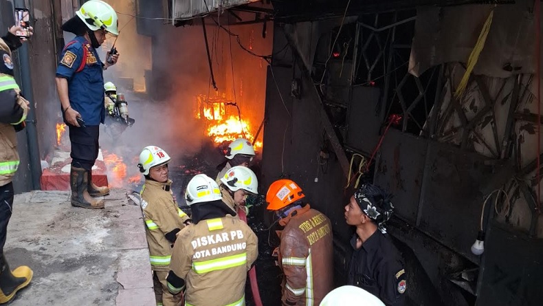 title Kebakaran di Gang Dalem Kaum Kota Bandung, Barang PKL Ludes Kebakaran di Gang Dalem Kaum Kota Bandung, Barang PKL Ludes