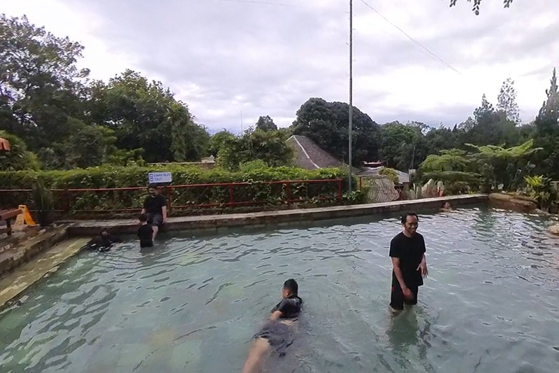 Mengisi Waktu Libur dengan Berendam di Wisata Air Panas Alam Sari Ater  - Bagian 2