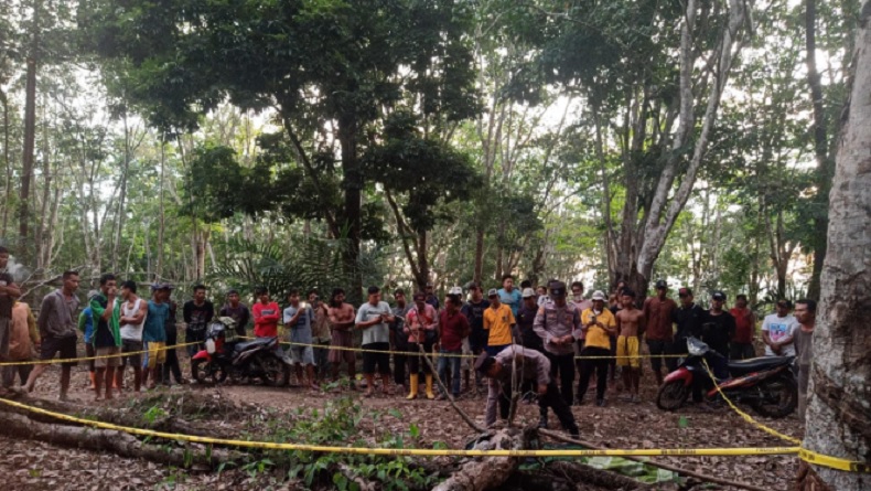 title Warga Desa Mangan Jaya Gempar, Pria  Ditemukan Tewas dengan 8 Tusukan Warga Desa Mangan Jaya Gempar, Pria  Ditemukan Tewas dengan 8 Tusukan