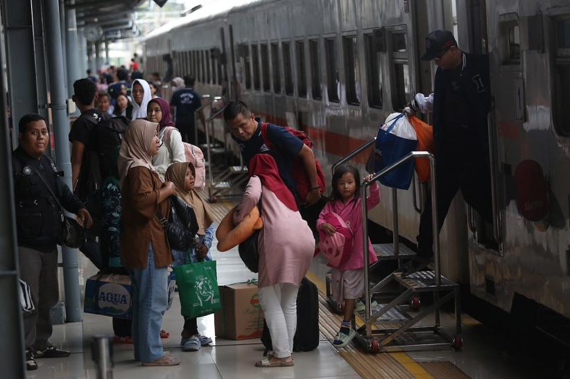Libur Nataru Berakhir, Puluhan Ribu Penumpang Kembali ke Stasiun Pasar Senen - Bagian 4