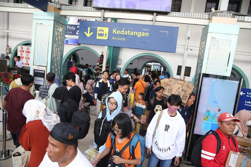 Libur Nataru Berakhir, Puluhan Ribu Penumpang Kembali ke Stasiun Pasar Senen - Bagian 3
