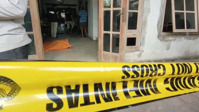 title Kediri Gempar, Kakak Adik Perempuan Ditemukan Tewas Membusuk dalam Rumah Kediri Gempar, Kakak Adik Perempuan Ditemukan Tewas Membusuk dalam Rumah