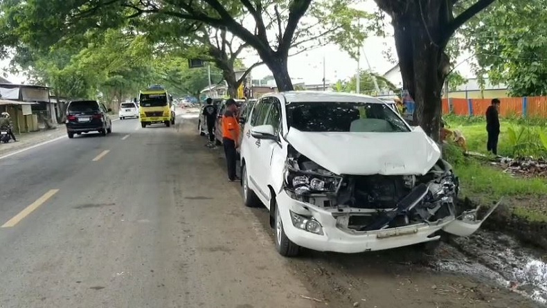 title Kecelakaan Beruntun di Ngawi, 4 Mobil dan 1 Bus Tabrakan gegara Pemotor Jatuh Kecelakaan Beruntun di Ngawi, 4 Mobil dan 1 Bus Tabrakan gegara Pemotor Jatuh