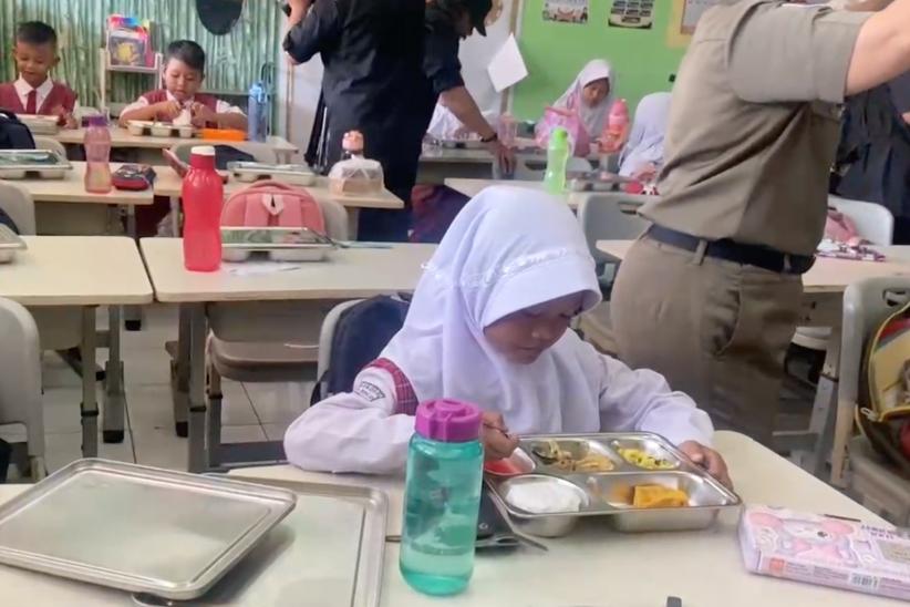 Anak-anak Lahap Makan Bergizi Gratis, Menu Hari Ini Ayam hingga Semangka - Bagian 2