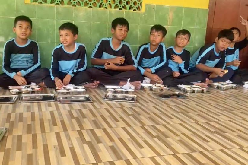 Anak-anak Lahap Makan Bergizi Gratis, Menu Hari Ini Ayam hingga Semangka - Bagian 3