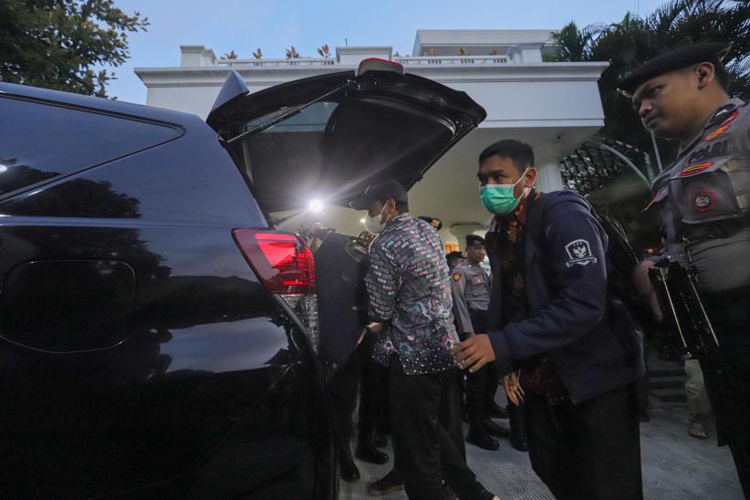 KPK Bawa Satu Koper Hitam Hasil Penggeledahan Rumah Hasto - Bagian 2