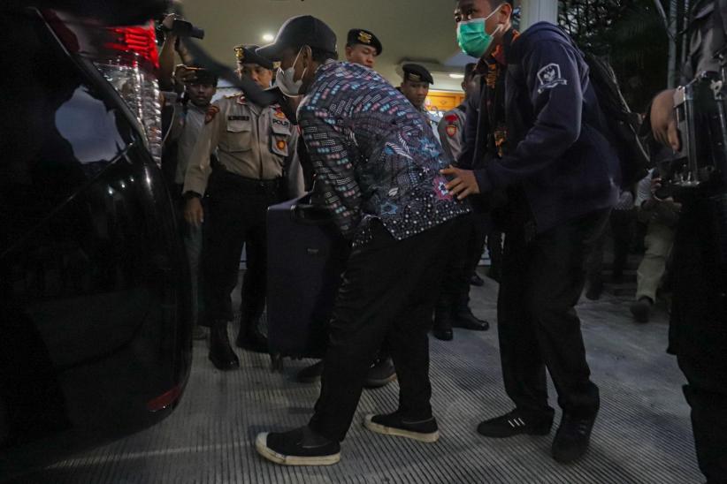 KPK Bawa Satu Koper Hitam Hasil Penggeledahan Rumah Hasto - Bagian 1