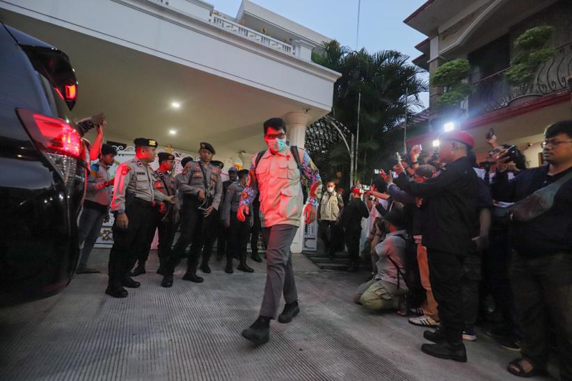 KPK Bawa Satu Koper Hitam Hasil Penggeledahan Rumah Hasto - Bagian 4