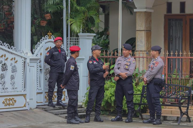 KPK Geledah Rumah Sekjen PDIP Hasto Kristiyanto, Belasan Polisi Kawal Ketat - Bagian 3