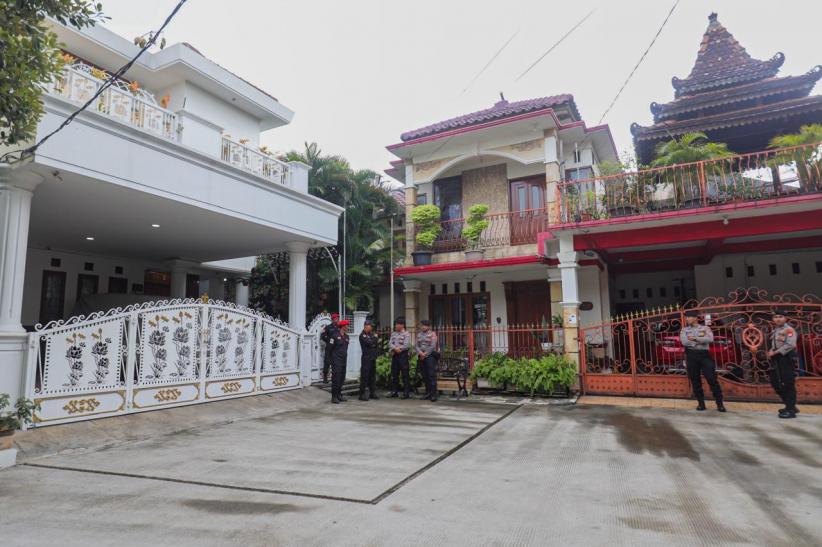 KPK Geledah Rumah Sekjen PDIP Hasto Kristiyanto, Belasan Polisi Kawal Ketat - Bagian 2