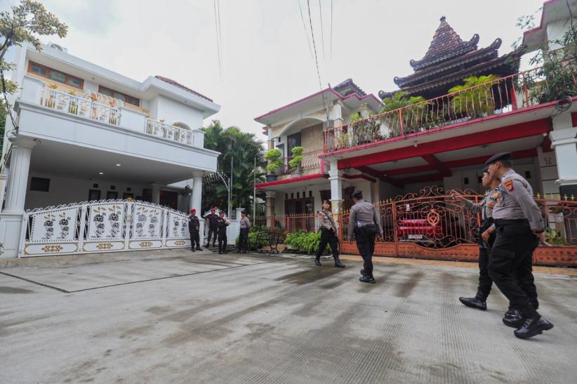 KPK Geledah Rumah Sekjen PDIP Hasto Kristiyanto, Belasan Polisi Kawal Ketat - Bagian 1