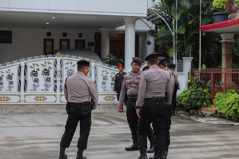 KPK Geledah Rumah Sekjen PDIP Hasto Kristiyanto, Belasan Polisi Kawal Ketat - Bagian 4