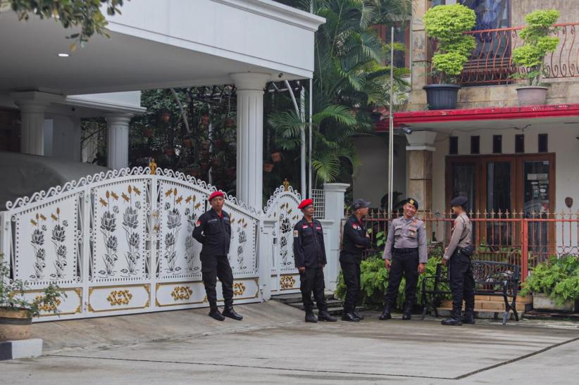 KPK Geledah Rumah Sekjen PDIP Hasto Kristiyanto, Belasan Polisi Kawal Ketat - Bagian 5