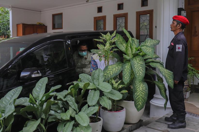 Mobil Vellfire Milik Hasto yang Terparkir di Garasi Rumah Ikut Digeledah KPK - Bagian 4