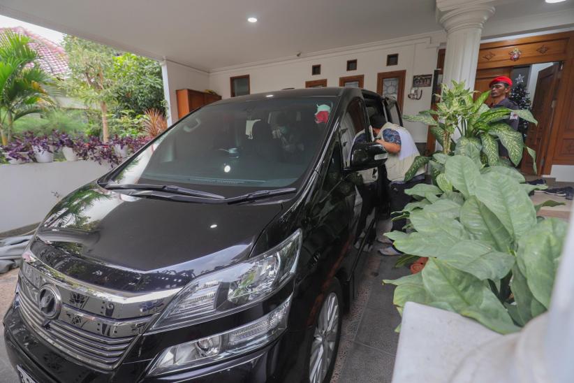 Mobil Vellfire Milik Hasto yang Terparkir di Garasi Rumah Ikut Digeledah KPK - Bagian 1