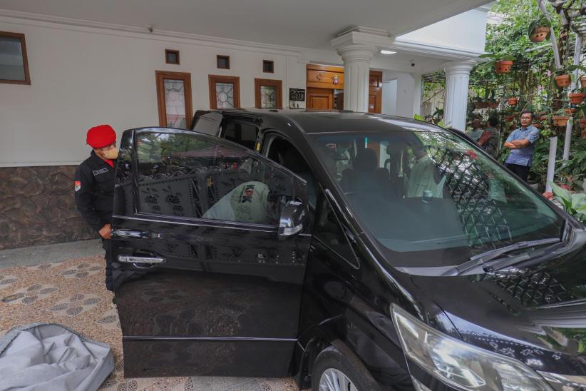 Mobil Vellfire Milik Hasto yang Terparkir di Garasi Rumah Ikut Digeledah KPK - Bagian 2