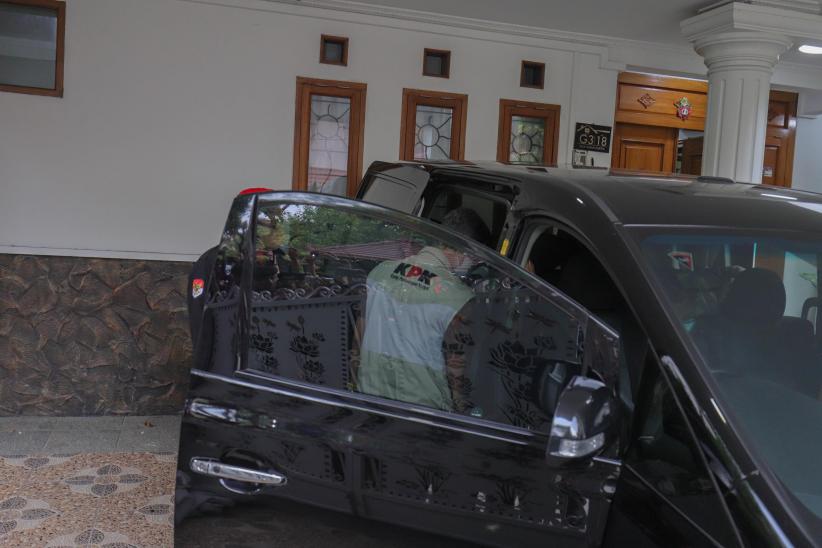Mobil Vellfire Milik Hasto yang Terparkir di Garasi Rumah Ikut Digeledah KPK - Bagian 3