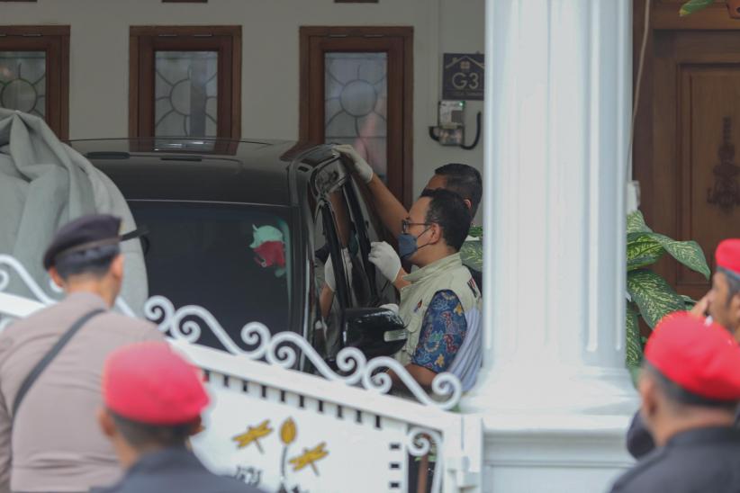 Mobil Vellfire Milik Hasto yang Terparkir di Garasi Rumah Ikut Digeledah KPK - Bagian 5