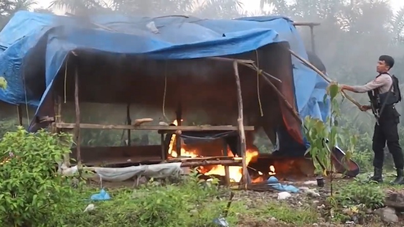 title Penggerebekan Tambang Emas Ilegal di Nagan Raya, 5 Orang Ditangkap Kamp Dibakar Penggerebekan Tambang Emas Ilegal di Nagan Raya, 5 Orang Ditangkap Kamp Dibakar