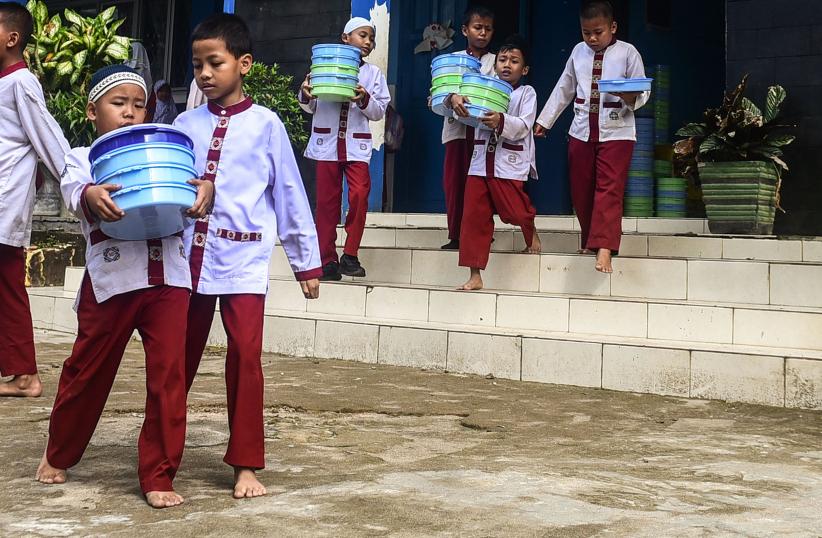 Potret Siswa Tidak Menghabiskan Makan Bergizi Gratis, Bungkus Dibawa Pulang - Bagian 5