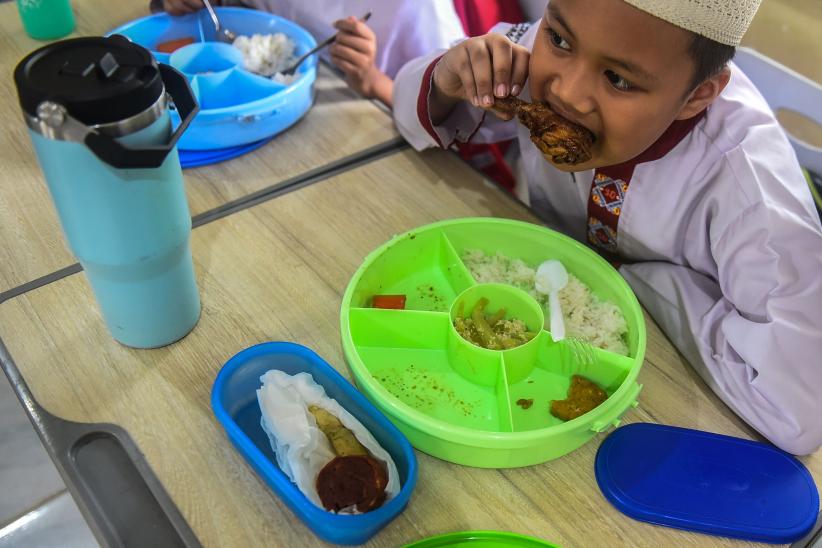 Potret Siswa Tidak Menghabiskan Makan Bergizi Gratis, Bungkus Dibawa Pulang - Bagian 3