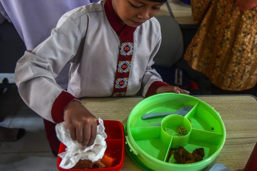 Potret Siswa Tidak Menghabiskan Makan Bergizi Gratis, Bungkus Dibawa Pulang - Bagian 2