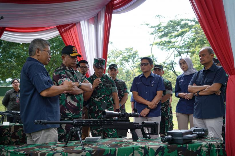 Panglima TNI Uji Performa Senjata Pindad Buatan Dalam Negeri - Bagian 4